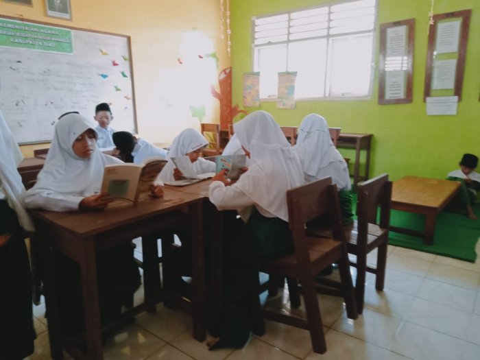 Siswa MIN 1 Tebo Manfaatkan Waktu Luang Untuk Kegiatan Literasi Membaca