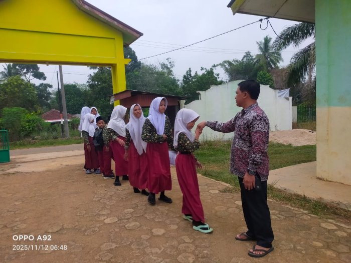Dewan Guru MIN 1 Tebo Laksanakan Pembiasaan Piket Bentuk Karakter Siswa Lewat Penyambutan Pagi