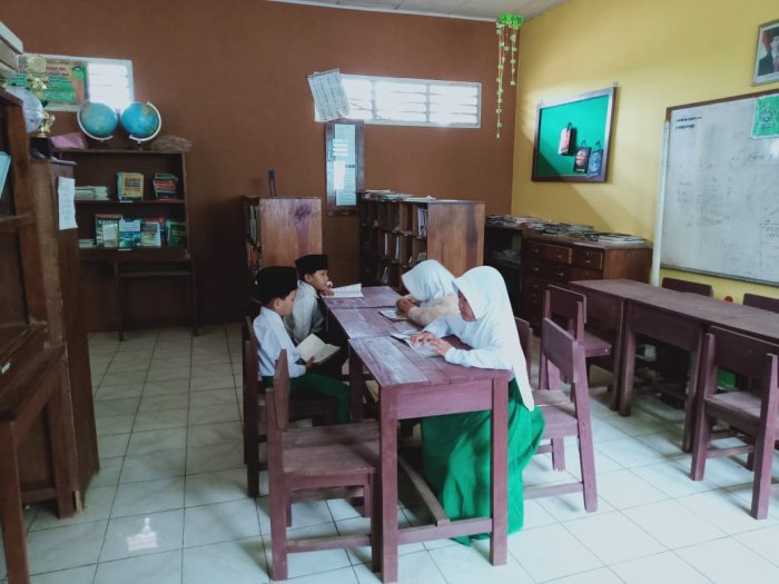 Siswa MIN 1 Tebo Kuatkan Literasi Rutin Adakan Kegiatan Membaca di Dalam Pustaka