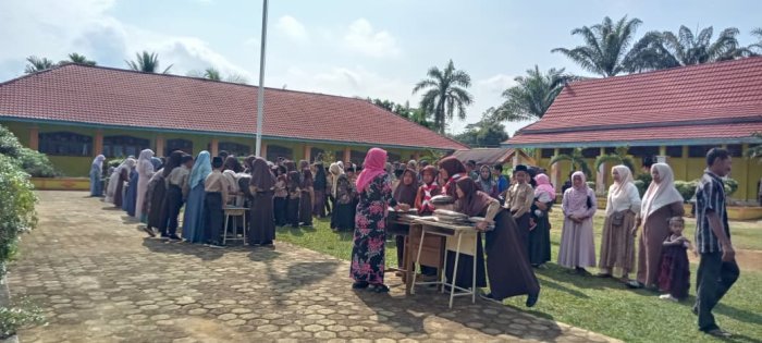 Orang Tua Siswa MIN 1 Tebo Hadiri Kegiatan Pengambilan Rapor di Madrasah Orang Tua Siswa MIN 1 Tebo Hadiri Kegiatan Pengambilan Rapor di Madrasah