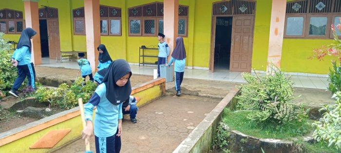 Siswa MIN 1 Tebo Lakukan Gotong Royong Bersama Jaga Kebersihan Lingkungan Madrasah Siswa MIN 1 Tebo Lakukan Gotong Royong Bersama Jaga Kebersihan Lingkungan Madrasah