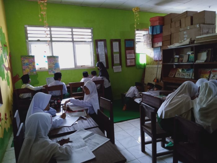 Siswa Kelas 6A Laksanakan Pembelajaran di Pustaka Ciptakan Semangat Menuntut Ilmu