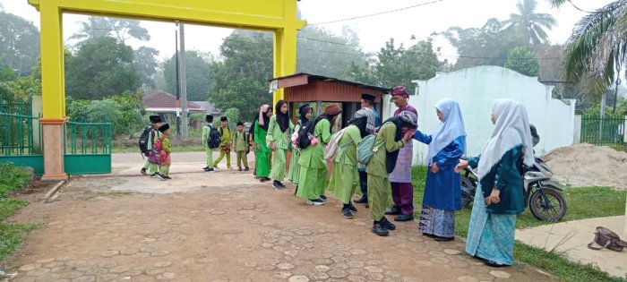 Guru MIN 1 Tebo Antusias Laksanakan Piket Pagi Guru MIN 1 Tebo Antusias Laksanakan Piket Pagi