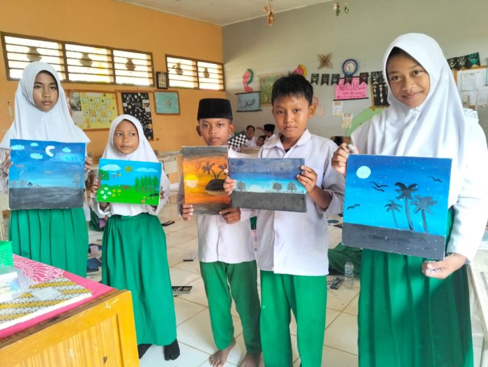 Siswa MIN 1 Tebo Belajar Melukis di Atas Kanvas Bersama Dewan Guru