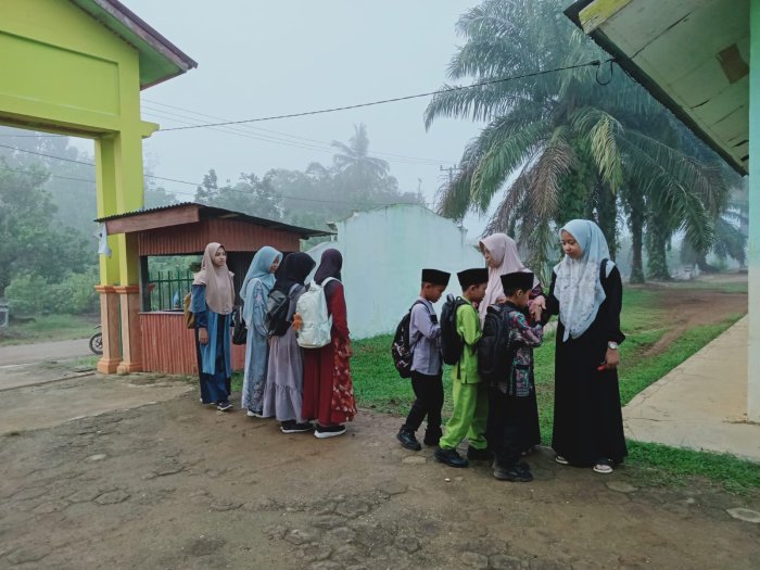 Dewan Guru MIN 1 Tebo Tingkatkan Disiplin Siswa Lewat Pembiasaan Piket di Pagi Hari