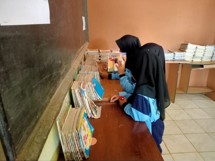 Siswa MIN 1 Tebo Antusias Laksanakan Belajar di Perpustakaan