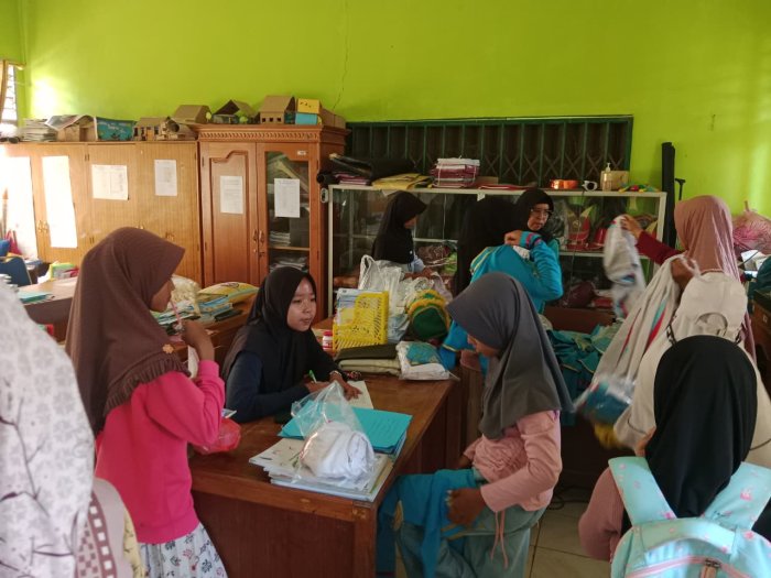 Peserta Drumband MIN 1 Tebo Gelar Pengambilan Kostum Siap Berikan Penampilan Terbaik Saat Kegiatan Berlangsung Peserta Drumband MIN 1 Tebo Gelar Pengambilan Kostum Siap Berikan Penampilan Terbaik Saat Kegiatan Berlangsung