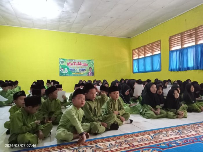 Keluarga MIN 1 Tebo Gelar Pembiasaan Hafalan Doa Harian di Aula Madrasah Keluarga MIN 1 Tebo Gelar Pembiasaan Hafalan Doa Harian di Aula Madrasah