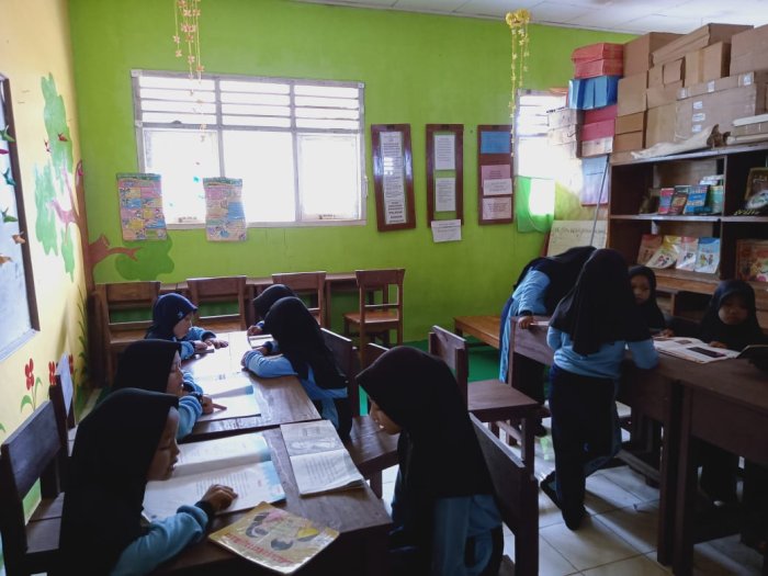 Siswa Kelas 2 MIN 1 Tebo Tingkatkan Latihan Membaca di Perpustakaan