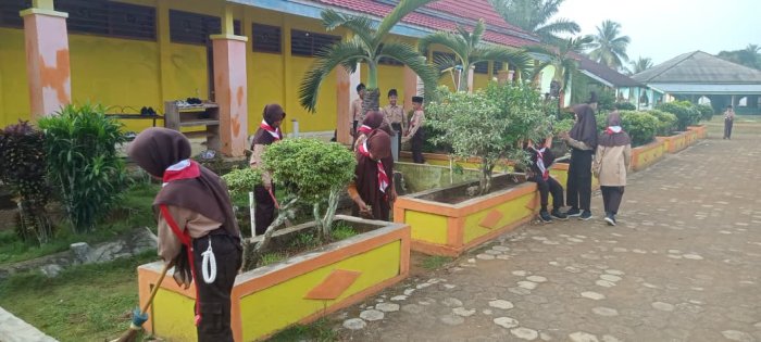 Siswa MIN 1 Tebo Lakukan Aksi Bersih Sebelum Belajar