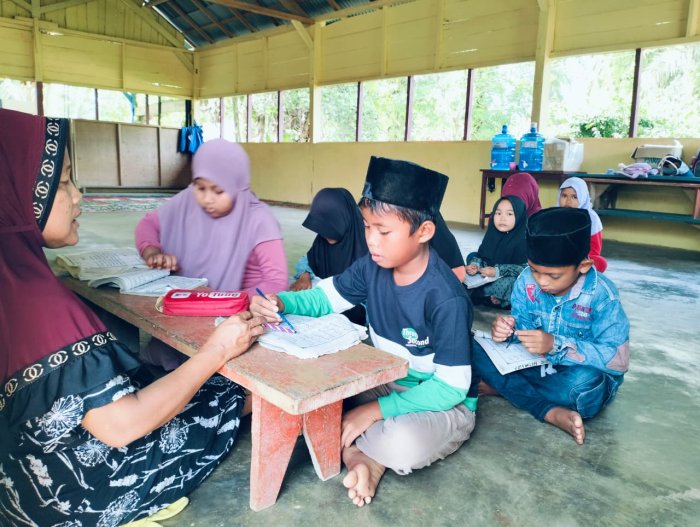 Siswa MIN 1 Tebo Aktif Laksanakan Belajar Membaca Al-Quran di TPQ Dengan Semangat