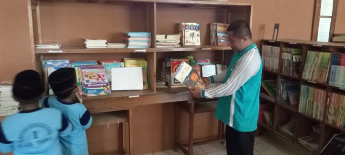 Kepala Perpustakaan MIN 1 Tebo Tinjau  Kelengkapan Buku di Pustaka