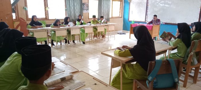 Seluruh Siswa MIN 1 Tebo Antusias Ikuti Pembelajaran Bersama Dewan Guru