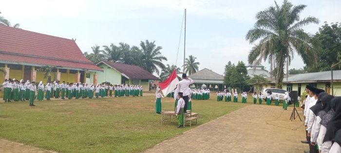 Keluarga Besar MIN 1 Tebo Gelar Upacara Bendera Rutin Setiap Senin