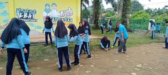 Siswa MIN 1 Tebo Laksanakan Aksi Bersih Lingkungan Madrasah