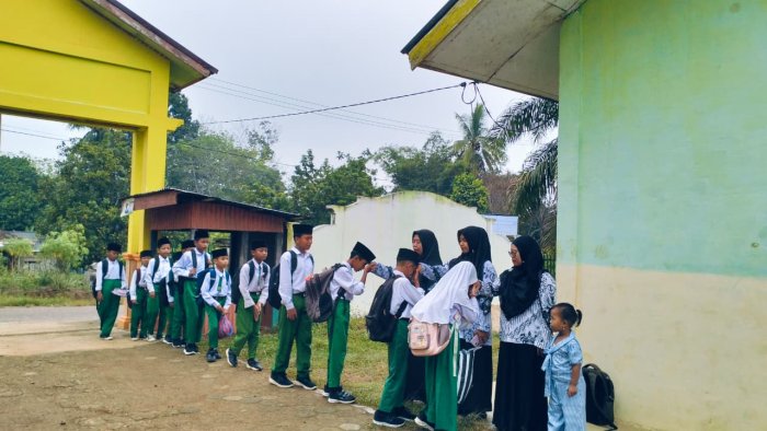 Dewan Guru MIN 1 Tebo Sambut Siswa Dengan Semangat  di Hari Guru Nasional