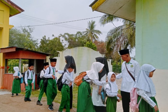 Guru MIN 1 Tebo Sambut Siswa dengan Antusias Setiap Pagi