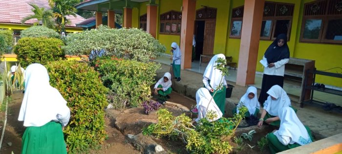 Siswa MIN 1 Tebo Kompak Laksanakan Piket Kelas Jaga Kebersihan, Ciptakan Lingkungan Yang Nyaman
