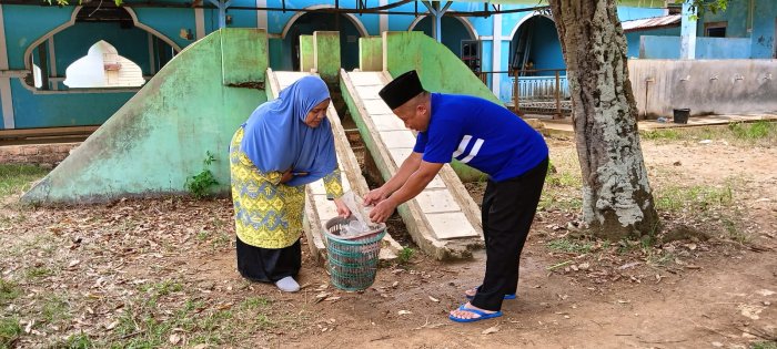 Dewan Guru MIN 1 Tebo Rutin Jaga Kebersihan Masjid dan Lingkungan Madrasah Dewan Guru MIN 1 Tebo Rutin Jaga Kebersihan Masjid dan Lingkungan Madrasah