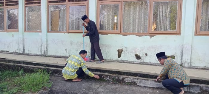 Dewan Guru MIN 1 Tebo Rutin Jaga Kebersihan Dukung  Semangat Belajar Siswa di Madrasah