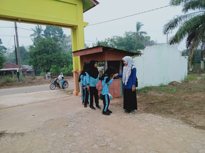 Dewan Guru MIN 1 Tebo Rutin Sambut Hadirnya Siswa Setiap Pagi di Gerbang Madrasah