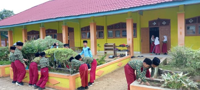 Siswa MIN 1 Tebo Galakkan Kebersihan Lingkungan Madrasah Setiap Hari Siswa MIN 1 Tebo Galakkan Kebersihan Lingkungan Madrasah Setiap Hari