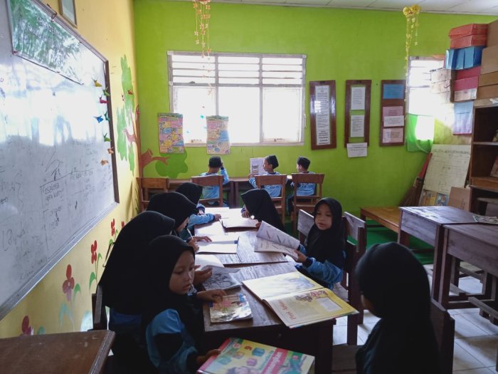 Siswa Kelas 1A MIN 1 Tebo Kunjungi Perpustakaan Madrasah Tunjukkan Gemar Membaca Buku