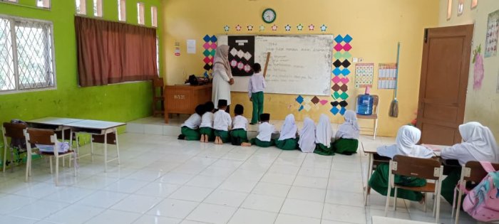 Siswa Kelas 1 Ciptakan Pembelajaran Menyenangkan Aktif Lancarkan Membaca Bersama Dewan Guru Siswa Kelas 1 Ciptakan Pembelajaran Menyenangkan Aktif Lancarkan Membaca Bersama Dewan Guru