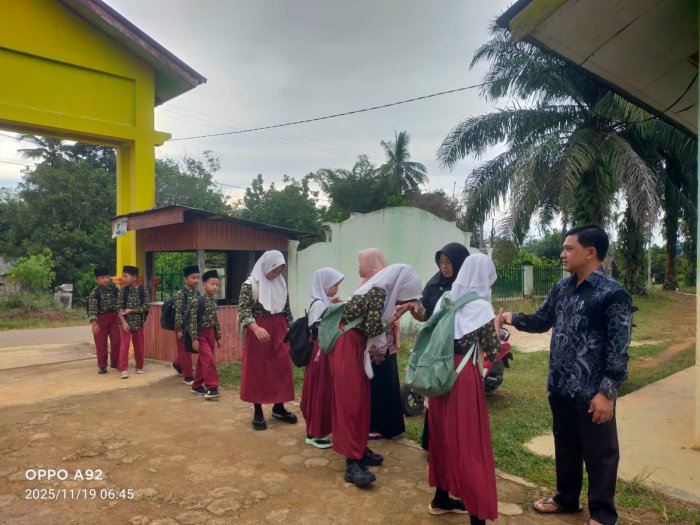 Dewan Guru MIN 1 Tebo Terapkan Pembiasaan Piket Bentuk  Disiplin Siswa