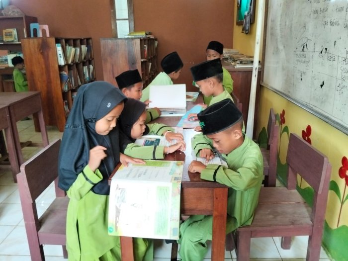 Siswa MIN 1 Tebo Rutin Kunjungi Pustaka Madrasah Setiap Hari Siswa MIN 1 Tebo Rutin Kunjungi Pustaka Madrasah Setiap Hari