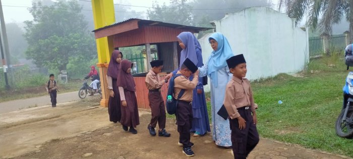 Dewan Guru MIN 1 Tebo Ukir Semangat Pagi, Bangun Disiplin Siswa Lewat Penyambutan di Pagi Hari Dewan Guru MIN 1 Tebo Ukir Semangat Pagi, Bangun Disiplin Siswa Lewat Penyambutan di Pagi Hari