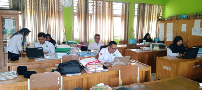 Dewan Guru MIN 1 Tebo Fokus Selesaikan SKP Triwulan Empat Dewan Guru MIN 1 Tebo Fokus Selesaikan SKP Triwulan Empat
