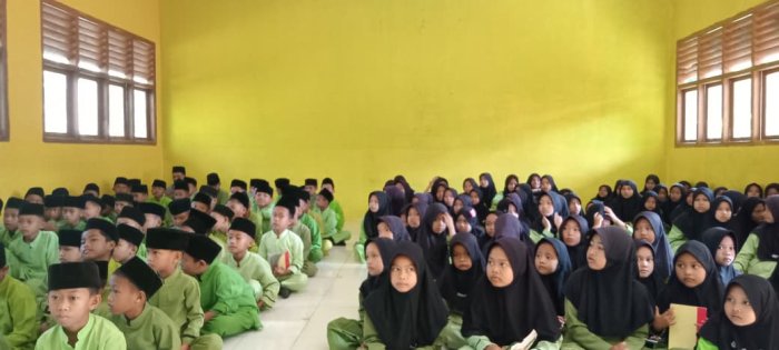 Keluarga Besar MIN 1 Tebo Rutin Gelar Hafalan Surah-Surah  Pendek  Sebagai Pembiasaan di Hari Jumat