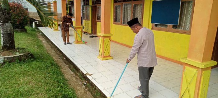 Dewan Guru MIN 1 Tebo Ukir Kebersamaan Rutin Jaga Kebersihan di Lingkungan Madrasah