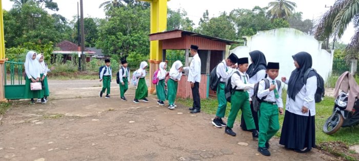 Dewan Guru MIN 1 Tebo Tanamkan Sikap Disiplin Siswa Melalui Pembiasaan Piket Setiap Pagi