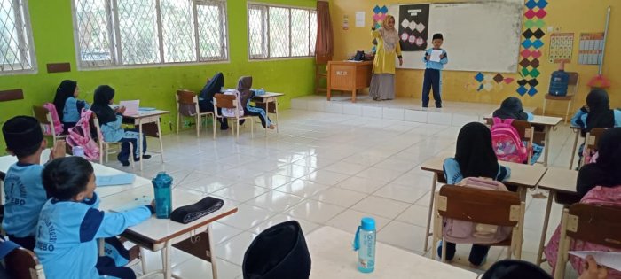 Siswa Kelas 1A MIN 1 Tebo  Pelajari  Bahasa Indonesia Praktik Membaca Puisi