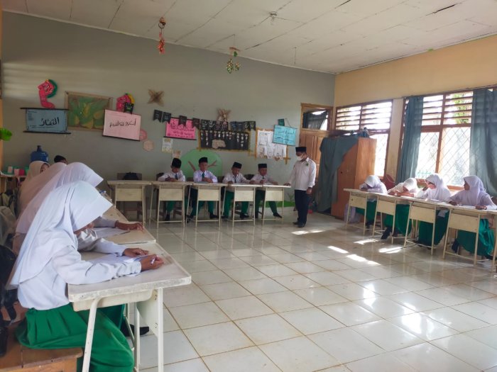 Siswa Kelas VIB Laksanakan Pembelajaran TKA Materi FPB dan KPK Bersama Wali Kelas