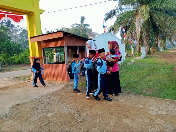 MIN 1 Tebo Tanamkan Disiplin Lewat Kegiatan Pembiasaan Sambut Siswa di Gerbang Madrasah MIN 1 Tebo Tanamkan Disiplin Lewat Kegiatan Pembiasaan Sambut Siswa di Gerbang Madrasah
