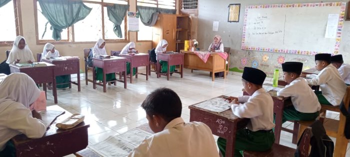 Siswa Kelas Tinggi MIN 1 Tebo Fokus Laksanakan Pembelajaran Bersama Dewan Guru