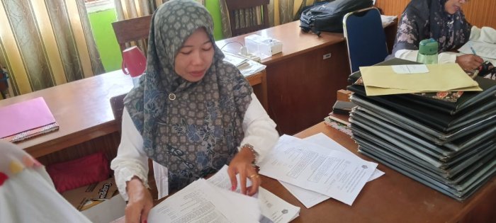 Dewan Guru MIN 1 Tebo Gelar Kegiatan Koreksi Soal Dengan Penuh Semangat