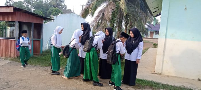 Dewan Guru MIN 1 Tebo Tingkatkan Disiplin Siswa Melalui Rutinitas Sambut Siswa di Pagi Hari