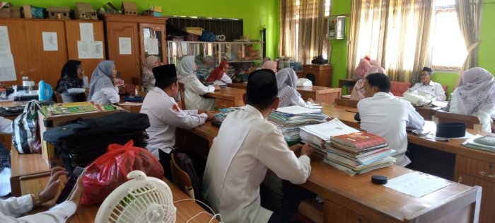 Dewan Guru MIN 1 Tebo Beserta Staf Madrasah Ikuti Kegiatan Brifing Bahas Agenda Penting di Madrasah