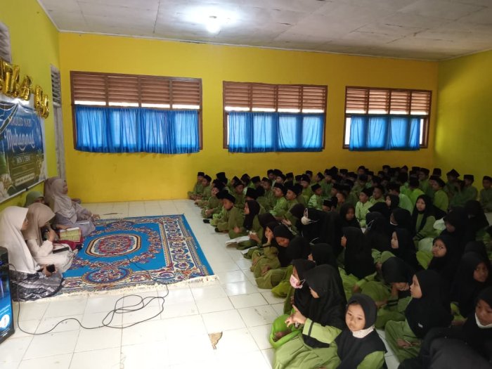 Keluarga Besar MIN 1 Tebo Laksanakan Pembiasaan Hafalan Surah-Surah Pendek Sebelum KBM Berlangsung Keluarga Besar MIN 1 Tebo Laksanakan Pembiasaan Hafalan Surah-Surah Pendek Sebelum KBM Berlangsung