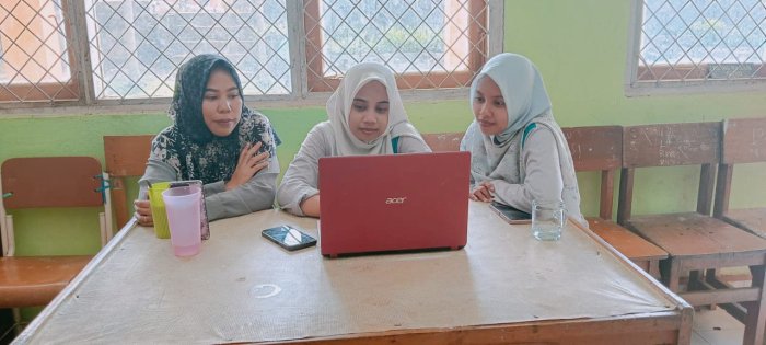 Staf TU MIN 1 Tebo Siapkan Berita Unggulan Dalam Lomba Website Madrasah