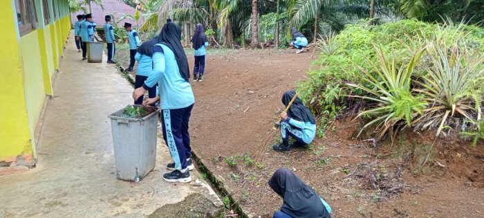 Siswa MIN 1 Tebo Jaga Kebersihan Bersama Ciptakan Cinta Lingkungan di Madrasah