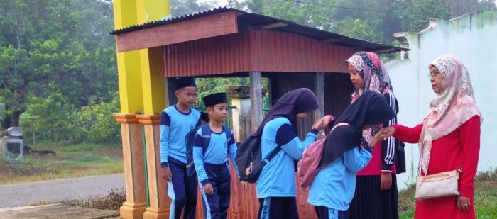 Dewan Guru MIN 1 Tebo Bangun Disiplin Siswa Lewat Kegiatan Penyambutan Di Pagi Hari Dewan Guru MIN 1 Tebo Bangun Disiplin Siswa Lewat Kegiatan Penyambutan Di Pagi Hari