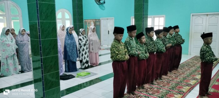 Seluruh Siswa Kelas 5 MIN 1 Tebo Ikuti Pelaksanaan  Sholat Dhuha Berjamaah di Masjid