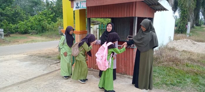 Dewan Guru MIN 1 Tebo Rutin Sambut Siswa Ukir Semangat Pagi Dewan Guru MIN 1 Tebo Rutin Sambut Siswa Ukir Semangat Pagi