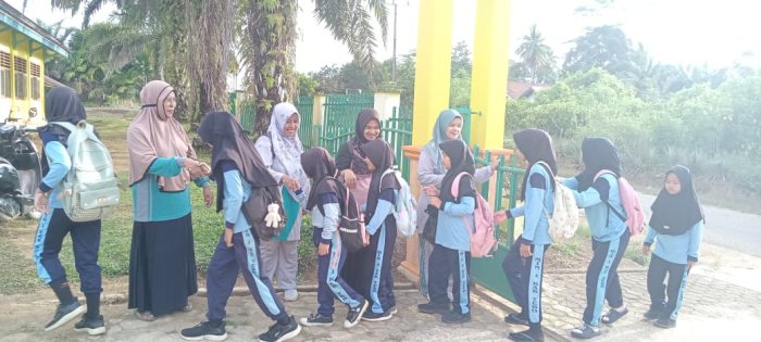 Dewan Guru MIN 1 Tebo Terapkan Piket Pagi Bentuk Kedisiplinan Siswa