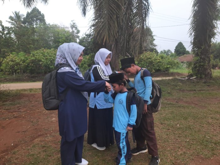 Dewan Guru MIN 1 Tebo Rutin Laksanakan Tugas Piket Sambut Kehadiran Siswa Dewan Guru MIN 1 Tebo Rutin Laksanakan Tugas Piket Sambut Kehadiran Siswa